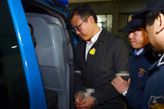 청와대 문건유출 등 혐의로 구속된 정호성 전 청와대 부속비서관이 22일 밤 서초동 서울중앙지검에서 조사를 마친 뒤 호송차에 오르고 있다.